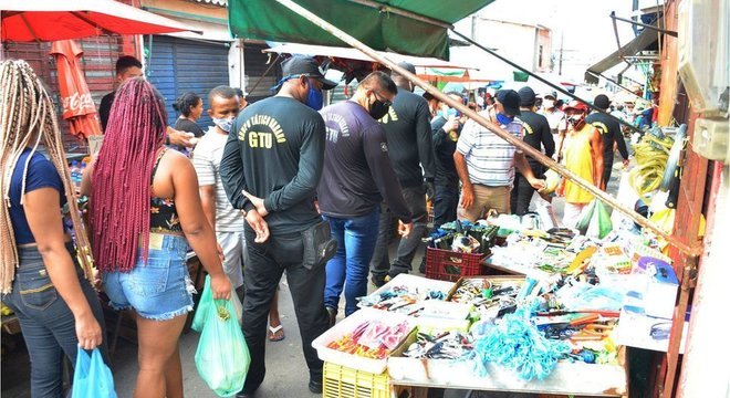 Fiscalização da Prefeitura encontrou ruas e feiras cheias durante o lockdown. Foto: Agência São Luís